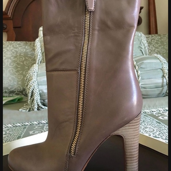 COACH “HALIA” LOGO EMBOSSSED STACKED HEEL LEATHER ANKLE BOOTS SIZE 9 BNWT - Picture 4 of 13